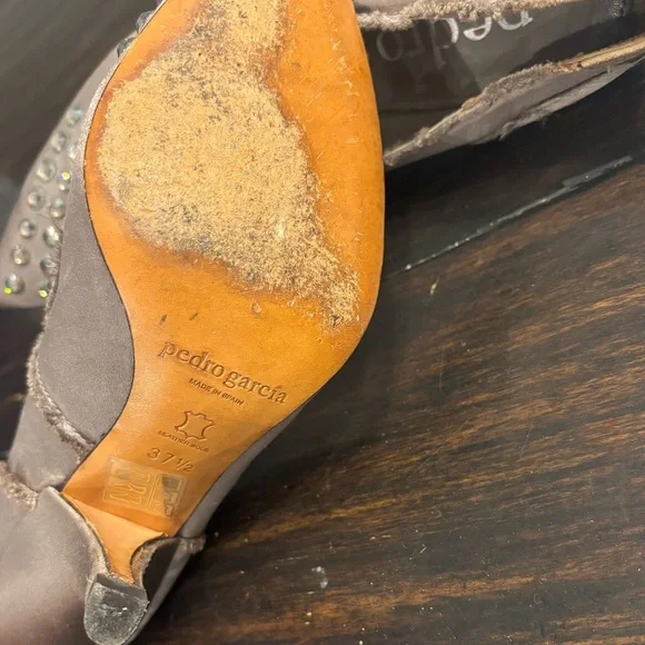 Pedro Garcia Satin Raw-Edge Trim Pumps w/ Swarovski Studs size 7.5 (37.5 euro) - Picture 4 of 6